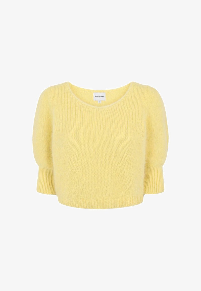 Pull en maille jaune pâle à manches courtes, poignets et ourlet côtelés, col rond, présenté sur un fond blanc uni.