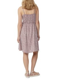 Ein blumenbedrucktes Sommerkleid mit einem pink-weißen Muster, aus leichtem Stoff, mit verstellbaren Spaghettiträgern und einer taillierten Passform.