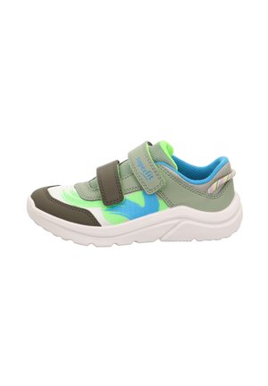 Grüne und blaue Sportschuhe aus gemustertem Stoff mit runder Zehenpartie, weißer Sohle und doppelten Klettverschlussriemen zur Befestigung.