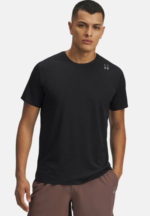 T-shirt noir de sport à manches courtes avec un col rond, une texture lisse et des détails de ventilation subtils sur les côtés.