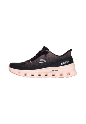 Zapatilla atlética negra y rosa con parte superior de malla transpirable, suela acolchada con cortes y la marca "ARCHFIT" en el lateral.