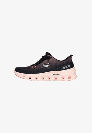 Schwarzer und rosa Sportschuh mit einem atmungsaktiven Mesh-Obermaterial, einer gepolsterten Sohle mit Ausschnitten und "ARCHFIT"-Markierung an der Seite.
