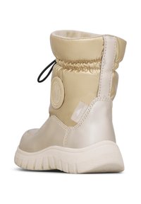 Stivale impermeabile beige con tomaia imbottita, punta arrotondata, cordino elastico e suola testurizzata. Presenta un patch con logo e accenti laterali lisci.