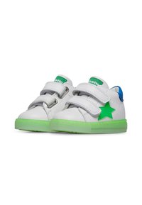 Sneaker bianche con dettagli verdi e una stella. Realizzate in materiale sintetico con cinturini in velcro e una suola verde traslucida.