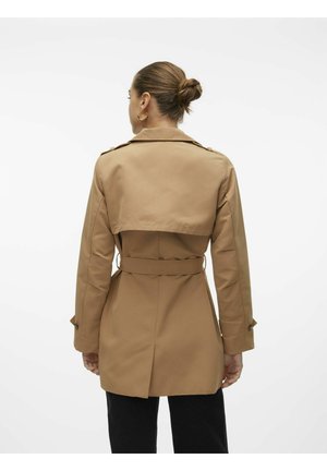 Heled pruun trench coat, millel on vööga talje, õlavarre epauletid ja põlvekõrgune disain. Sile tekstuur ja üks lõhik taga.