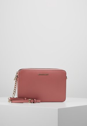 Różowa torebka na ramię z teksturowanej skóry z elementami w kolorze złotym, logo marki, regulowany pasek i zapięcie na zamek. Prostokątny kształt, minimalistyczny design.