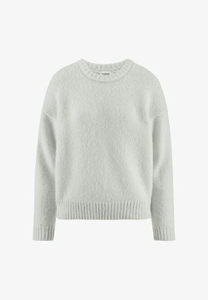 Lichtgrijs gebreid longsleeve sweater met geribde manchetten, zoom en ronde halslijn, getoond op een witte achtergrond.