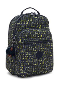 Mochila azul marino con estampado de texto amarillo y negro que dice "LET'S PRESS START", bolsillo delantero con cremallera, asa superior y llavero de gorila peludo negro.