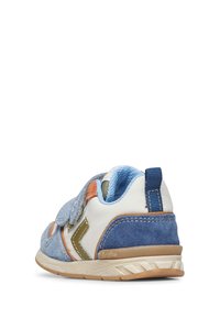 Sneaker blu e bianco con materiali in camoscio e rete, dotato di una fascia Velcro, dettagli testurizzati e una suola in gomma con battistrada patternizzato.