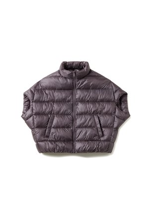 Kurze dunkelgraue Steppjacke mit horizontaler Steppung, Reißverschluss, Stehkragen und zwei Fronttaschen, flach auf weißem Hintergrund liegend.