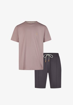 Camiseta de algodón rosa claro con cuello redondo y un pequeño logo; combinada con pantalones cortos gris oscuro con cordón y herrajes en contraste.