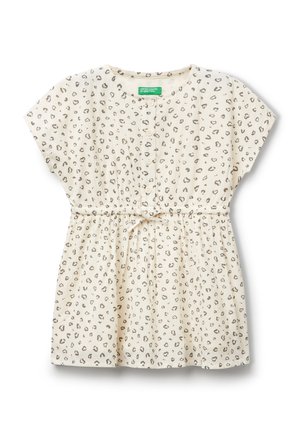 Vestido de manga corta en tejido color crema con estampado de leopardo, cierre de botones en la parte delantera, cintura elástica y detalle con lazo. Textura suave y ligera.