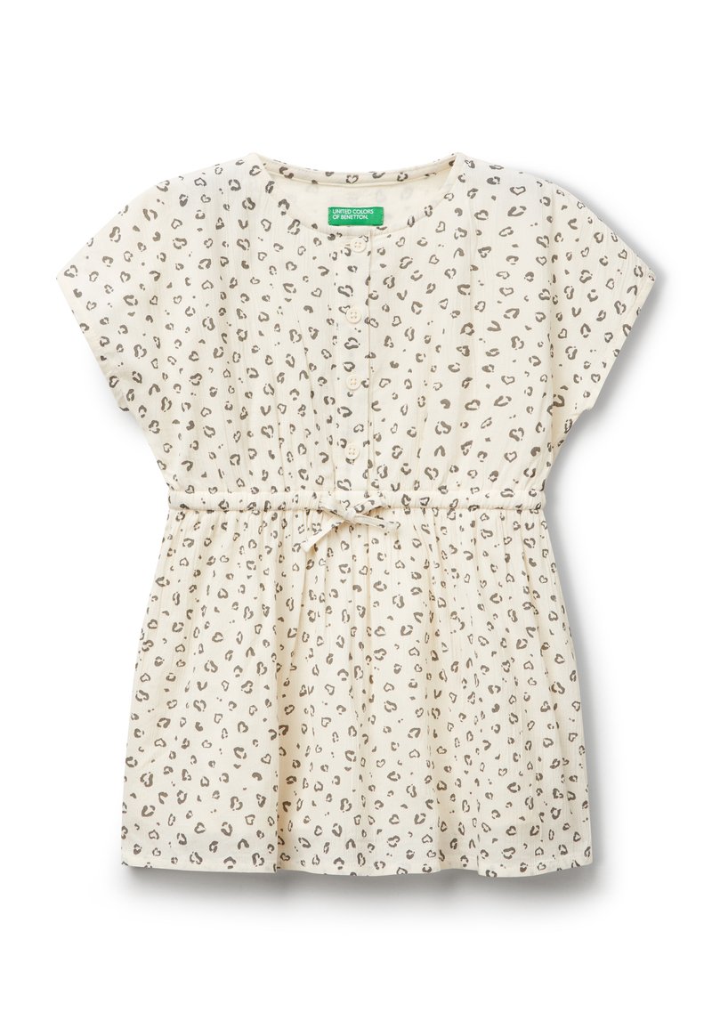 Vestido de manga corta en tejido color crema con estampado de leopardo, cierre de botones en la parte delantera, cintura elástica y detalle con lazo. Textura suave y ligera.
