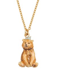 Auksinė vėrinėlis su pakabuku meškos formos, dėvint meškos formos šviesiai mėlynos spalvos karūną. Meška turi tekstūruotą bronzinę apdailą ir detalią veido išraišką.