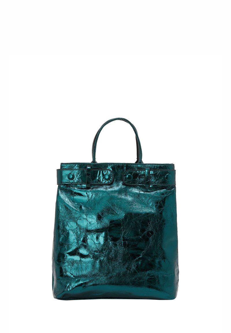 Teal metallic håndtaske med en struktureret form, der har to toppetræk og dekorative hardwaredetaljer på forsiden. Glat, blank tekstur.