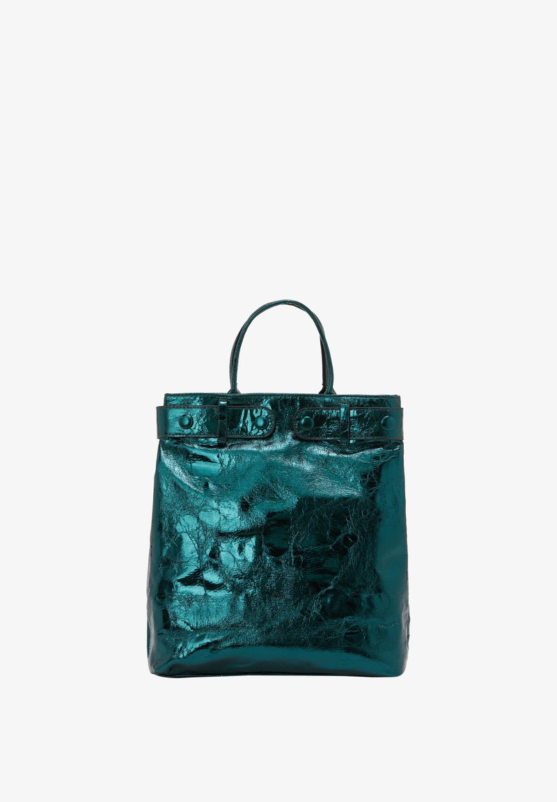 Tealfärgad metallisk handväska med en strukturerad form, som har två handtag på toppen och dekorativa metallaccenter framtill. Slät, glänsande yta.