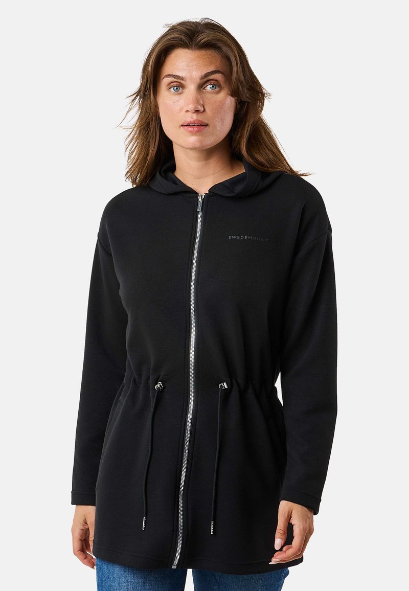 Schwarze Zip-Hoodie mit einer Kordelzug-Taille, Fronttaschen und einer weichen Textur. Verfügt über eine Kapuze und ein Logo auf der Brust.