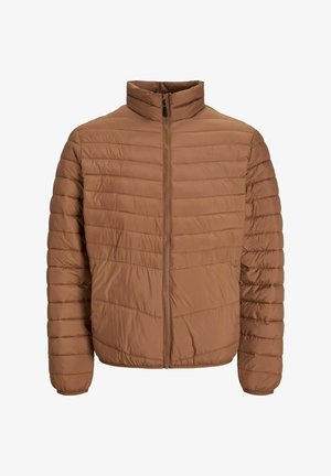 Braune Pufferjacke mit hohem Kragen, vertikalen Nähten, vollem Reißverschluss vorne und elastischen Bündchen. Glatte, leichte Stofftextur.