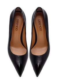 Tacchi alti in pelle nera con design a punta. Parte superiore liscia con punta nera lucida e soletta color beige. Nessun abbellimento o motivo.