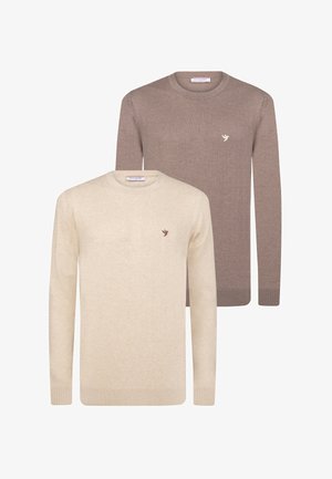 Zwei Rundhalsausschnitt-Pullover, einer in Beige und einer in Braun, aus einem weichen Material. Jeder hat ein kleines Emblem auf der Brust und gerippte Bündchen.