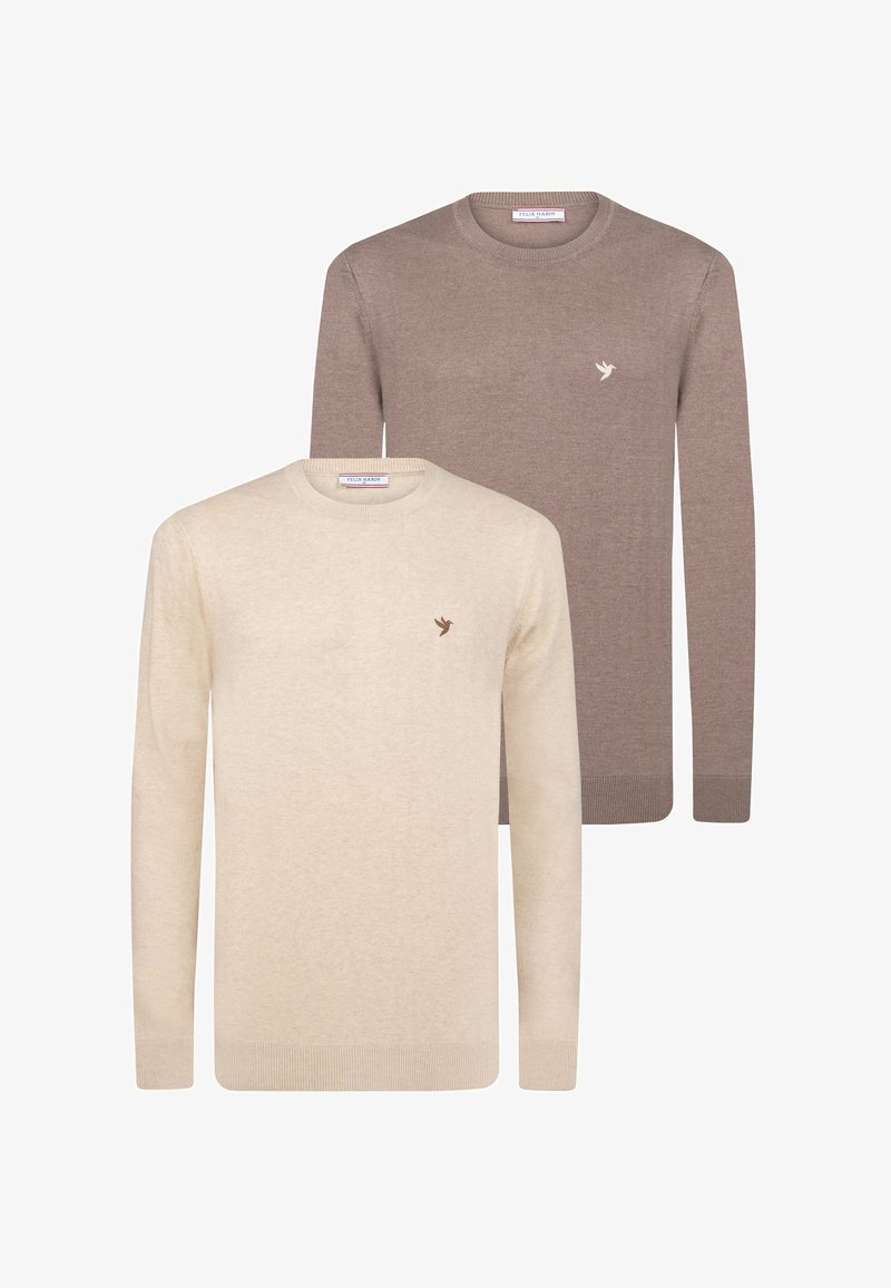 Dwie swetry z okrągłym dekoltem, jeden beżowy, a drugi brązowy, o miękkiej fakturze. Każdy z nich ma mały emblemat na klatce piersiowej oraz ribbowe mankiety.