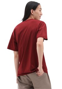 Vans VARSITY TYPE SS TEE - Camiseta estampada - medium red