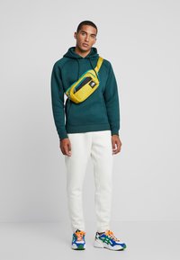 Urban Classics CUT AND SEW PANTS - Tréningruha alsók - sand