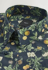 Herenoverhemd met een donkerblauwe achtergrond en een bloemen- en citrusfruitpatroon. Gemaakt van stof met een soepele textuur en een button-down kraag.