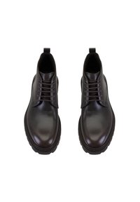 Bottines en cuir noir avec une finition lisse, bout rond, six œillets et lacets sombres assortis. Elles possèdent une semelle en caoutchouc texturée.