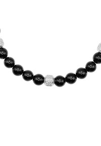 Collana di perle nere composta da perle sferiche nere lucide, intervallate da due accenti in argento texturizzato.