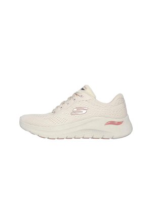 Scarpa sportiva di un beige chiaro con una parte superiore in mesh testurizzato, chiusura con lacci e dettagli rosa sulla suola e sul logo. La soletta ammortizzata offre supporto.