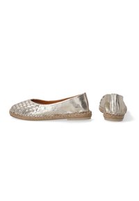 Metallisch gouden geweven leren balletschoenen met een ronde neus en een zachte, platte zool, voorzien van decoratieve gevlochten randen.