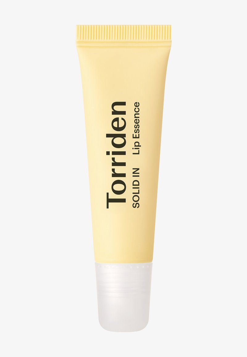 Gul tube med lip essence og en klar kæbe. Har fed sort tekst. Glat tekstur, kompakt design for nem portabilitet.