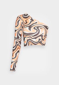 Top cropped de um ombro feito de tecido elástico com um padrão a espiral em laranja, castanho e creme. Manga longa de um lado.
