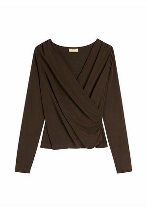 Ciemnobrązowa bluzka kopertowa z długim rękawem, dekoltem w kształcie litery V oraz marszczeniem z jednej strony, wykonana z miękkiego, lekkiego materiału.