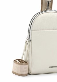 Valge tekstuurse nahaga seljakott kahe tõmblukuga, beežist kootud reguleeritava õlarihmaga ja väike hõbedane kaubamärgi logo "EMILY & NOAH".