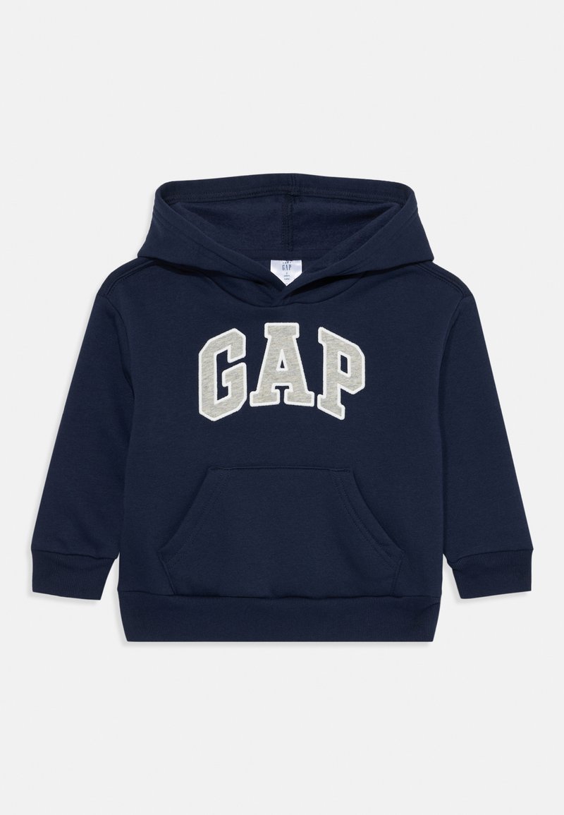 Námořnická modrá mikina vyrobená z bavlny, s přední kapsou, žebrovanými manžetami a nápisem "GAP" v bílém a béžovém filcu.
