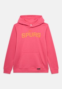 Różowa bluza z kapturem z kieszenią z przodu. Na piersi widnieje napis „SPURS” w wyraźnym żółtym kolorze oraz małe logo Nike w pomarańczowym kolorze.