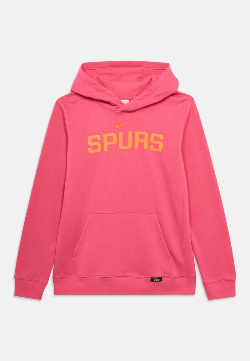 Różowa bluza z kapturem z kieszenią z przodu. Na piersi widnieje napis „SPURS” w wyraźnym żółtym kolorze oraz małe logo Nike w pomarańczowym kolorze.