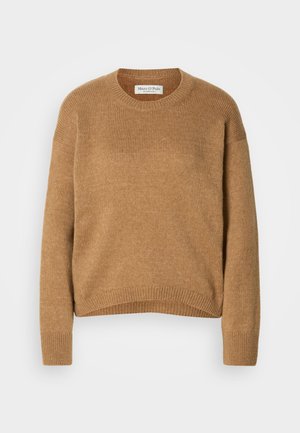 Pull en tricot couleur camel à col rond, avec des manches longues et des bords côtelés, étiqueté Marc O’Polo.