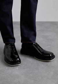 Cipele s vezicama - black