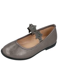 Bailarinas metálicas grises con punta redondeada, que presentan un lazo doble decorativo con rhinestones y tiras finas. Diseño de suela plana.