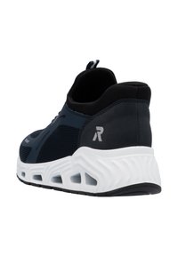 Herrarnas sportskor i marinblå mesh med svarta accenter, har en strukturerad vit mellansula och en framträdande häldesign för dämpning.