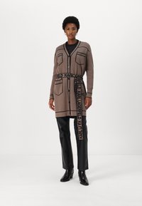 KARL LAGERFELD LOGO BELTED - Kardiganas - beige/black