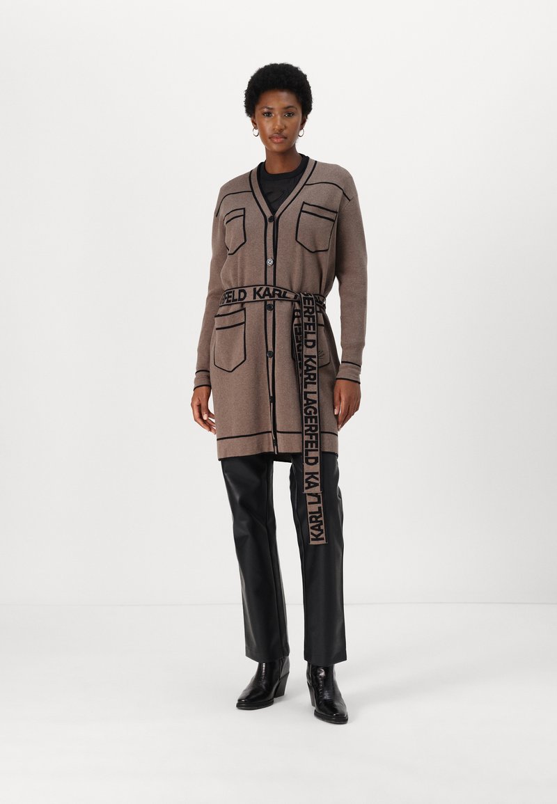 KARL LAGERFELD LOGO BELTED - Kardiganas - beige/black