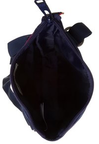 Bolso bandolera azul marino abierto con cierre de cremallera, correa ajustable e interior de tela oscura vacío.