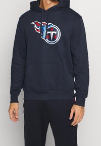 Felpa navy con tasca frontale, caratterizzata da un logo di squadra multicolore, cappuccio con cordoncino e polsini e orlo a costine. Morbido al tatto.
