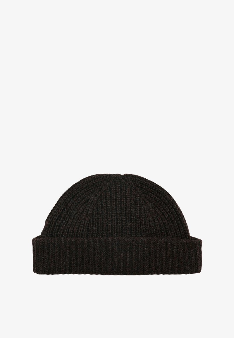 Beanie lavorato a maglia di colore marrone scuro con texture a costine. Presenta un orlo piegato e un design arrotondato, adatto per il freddo.