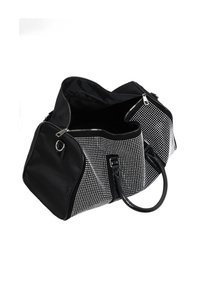 Borsa nera con un design in tessuto morbido. Un lato decorato con borchie argento, doppio manico e chiusura con zip sulla parte superiore. Interno spazioso.