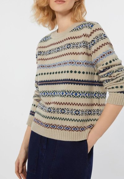Maglione a girocollo in maglia beige con motivi orizzontali multicolori in blu, verde e marrone. Presenta polsini e orlo a coste.